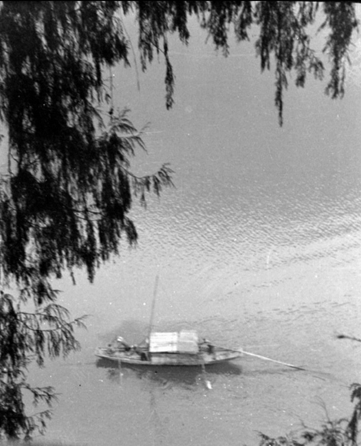 A sampan in North Spring Gorge  1940 905 - Fu Bingchang | Landscape photography | Portrait photography - Fu Bingchang 傅秉常